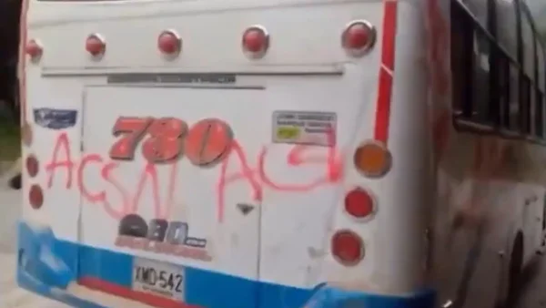 VIDEO | Bus intermunicipal con pasajeros a bordo fue atacado a tiros en la vía hacia Cáchira