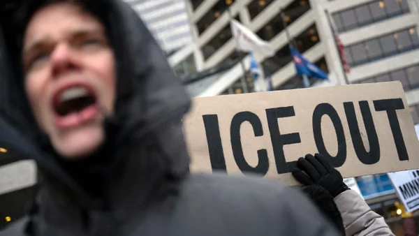 Demócratas buscan que los recursos utilizados para detener inmigrantes se destinen a programas sociales en los EE. UU.