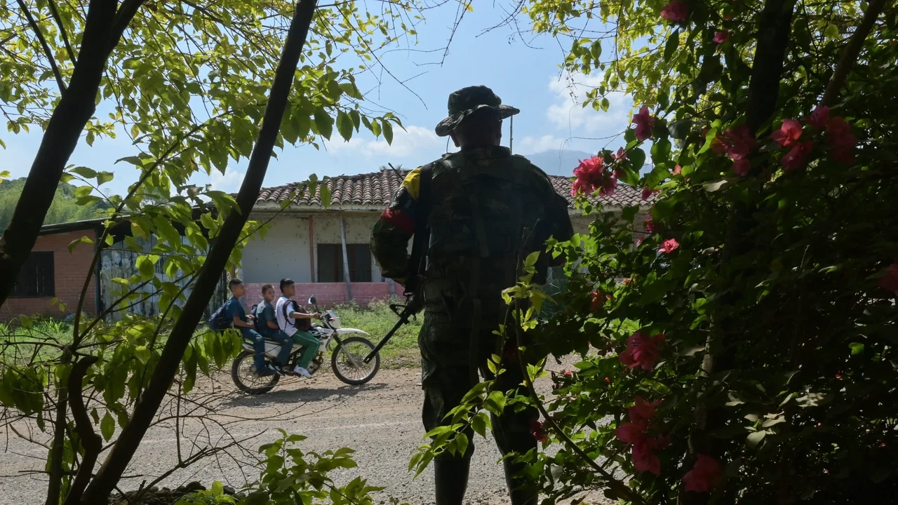 ¿Cuáles son los grupos armados que operan en la frontera de Colombia con Ecuador?