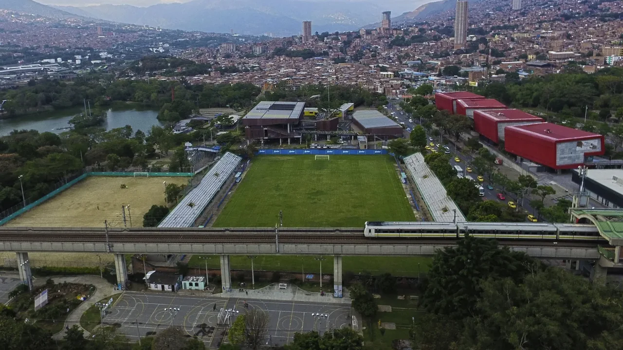 Así es el estadio de Medellín donde jugará Águilas Doradas: el Metro pasa por encima