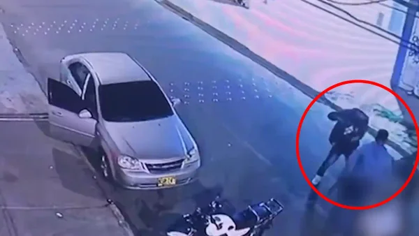 Video: brutal atraco de cinco hombres a un joven en Bogotá, lo golpearon con un bate Video: brutal atraco de cinco hombres a un joven en Bogotá, lo golpearon con un bate