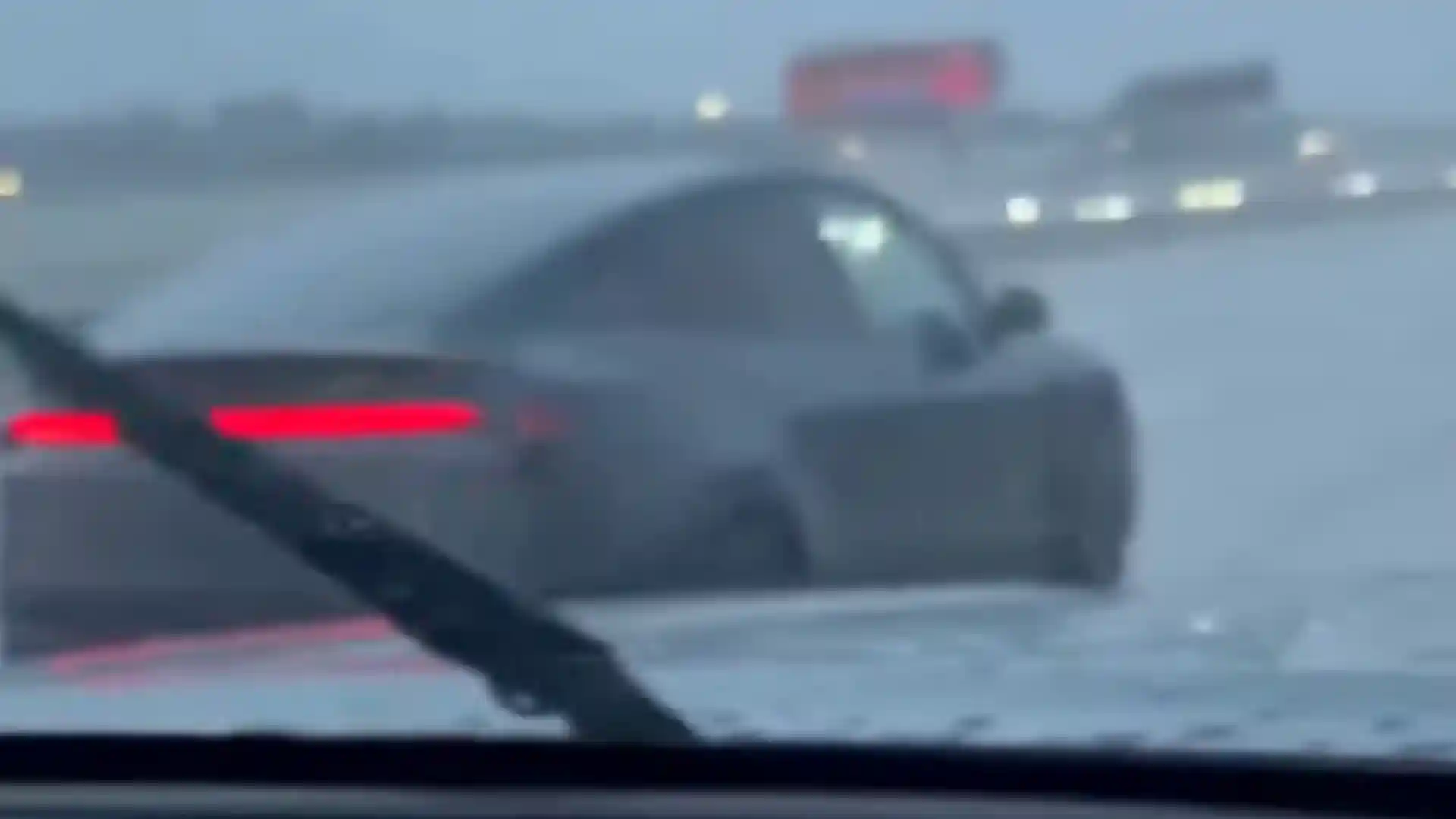 Video pareja durmiendo Tesla manejando solo lluvia autopista