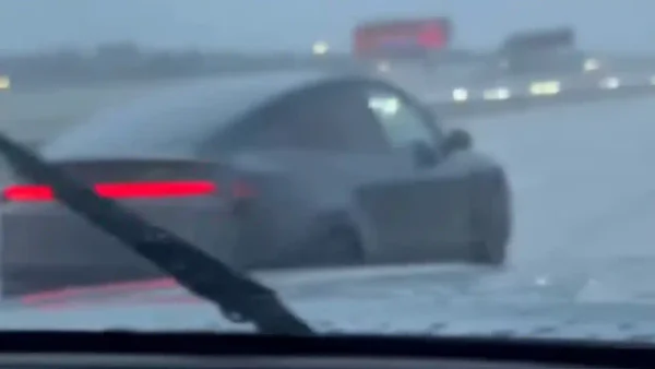 Pareja fue grabada durmiendo mientras su Tesla se maneja solo en lluvia y en una autopista: video Pareja fue grabada durmiendo mientras su Tesla se maneja solo en lluvia y en una autopista: video