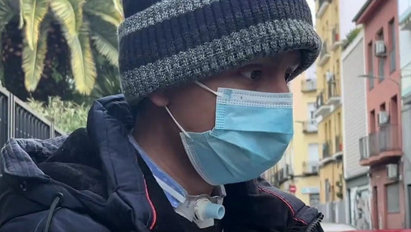 Adolescente colombiano viaja a Madrid para tratamiento contra cáncer de garganta y pide apoyo solidario Adolescente colombiano viaja a Madrid para tratamiento contra cáncer de garganta y pide apoyo solidario