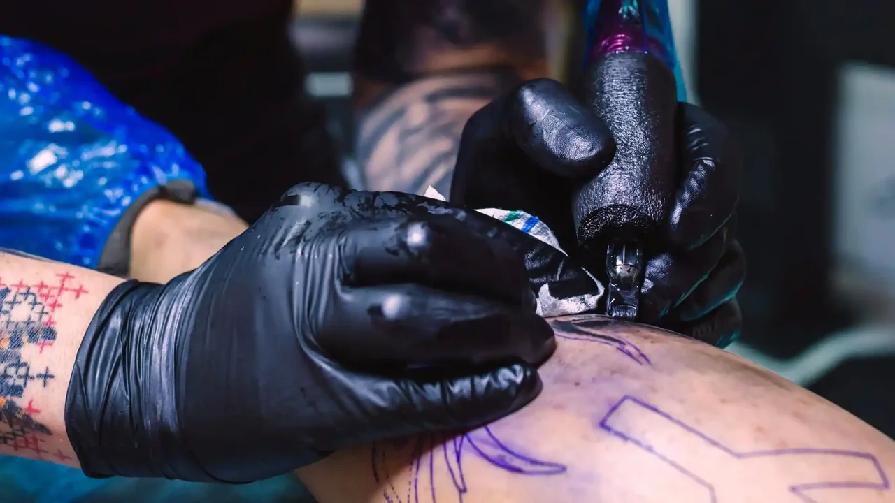 Riesgos y precauciones antes de hacerse un tatuaje, según especialistas