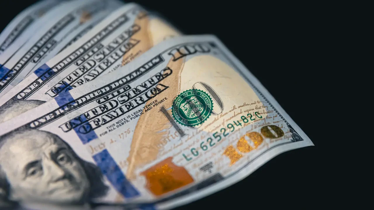 ¿Qué beneficios tiene que baje el dólar? Estas son las tres recomendaciones para inversiones
