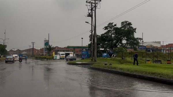 Fuertes lluvias generan encharcamientos y afectan la movilidad en Bogotá
