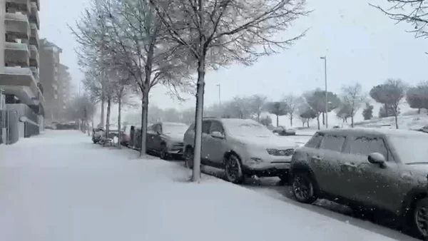 Declaran la alerta máxima en Madrid por tormenta de nieve: servicios de transporte están colapsados Declaran la alerta máxima en Madrid por tormenta de nieve: servicios de transporte están colapsados