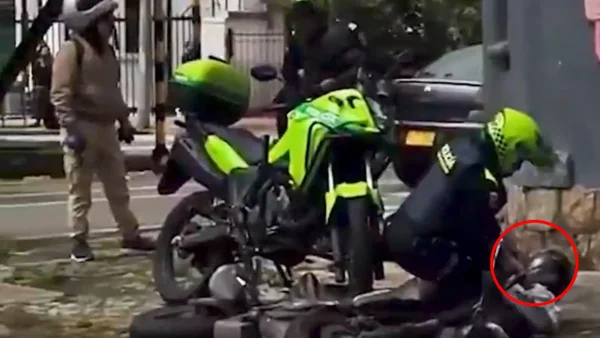 VIDEO | Dos fleteros que acababan de cometer un violento robo en el centro de Bogotá terminaron estrellados