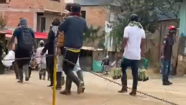 Multitud intentó quemar vivos a agentes de Policía en Cauca: tuvieron que refugiarse en un colegio