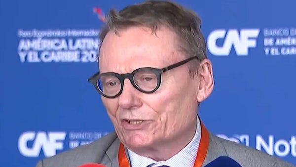 “El problema es la falta de implementación”: Nobel de economía sobre la situación de Colombia “El problema es la falta de implementación”: Nobel de economía sobre la situación de Colombia