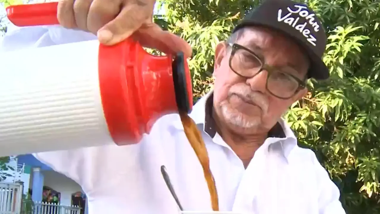 Esta es la historia de John Valdez, el hombre que fue premiado por la reconocida marca colombiana