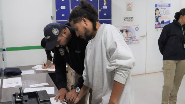 Golpe al Clan del Golfo: Migración Colombia entrega a alias Mono Candelo