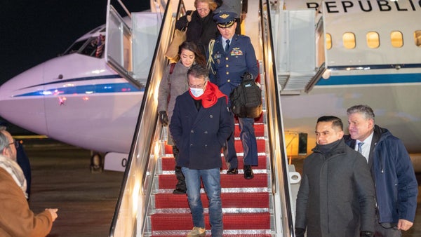 Presidente Gustavo Petro llega a la base Andrews para visita de Estado en EE. UU.