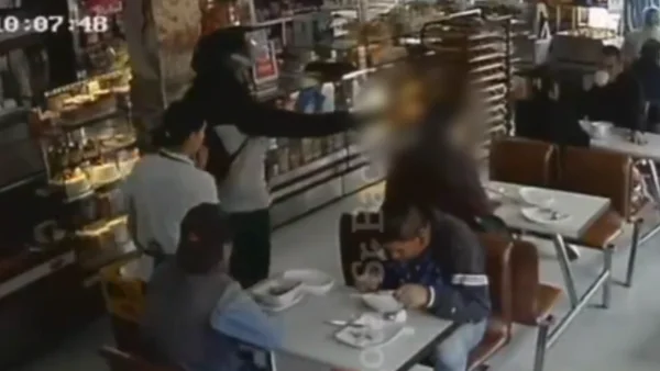 VIDEO | Momento en el que sicario asesinó a un hombre que desayunaba en una panadería de Bogotá
