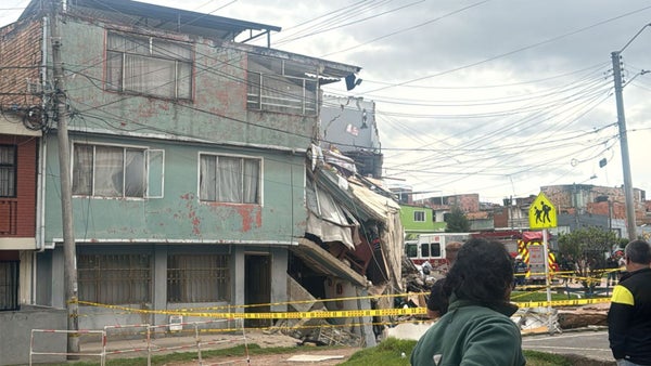 VIDEO | Casa se desploma en Kennedy por lluvias: cinco familias afectadas y 16 evacuados VIDEO | Casa se desploma en Kennedy por lluvias: cinco familias afectadas y 16 evacuados