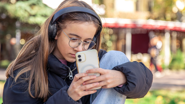 Gobierno español busca prohibir las redes sociales a menores de 16 años