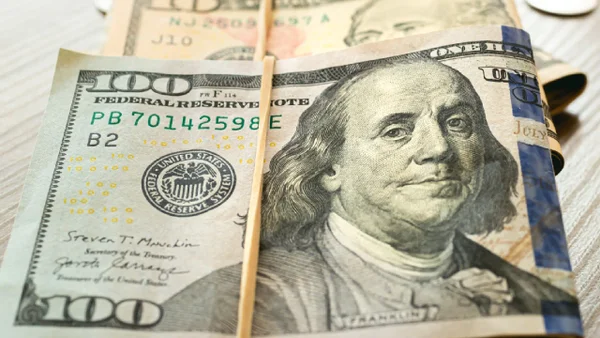 ¡Cambio NOTABLE en el precio del dólar en el cierre de HOY 3 de febrero tras reunión entre Gustavo Petro y Donald Trump!