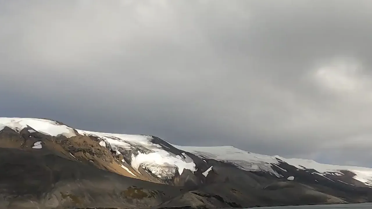 Así fue el paso del ARC Simón Bolívar por isla Decepción, ubicada en el corazón de un volcán activo