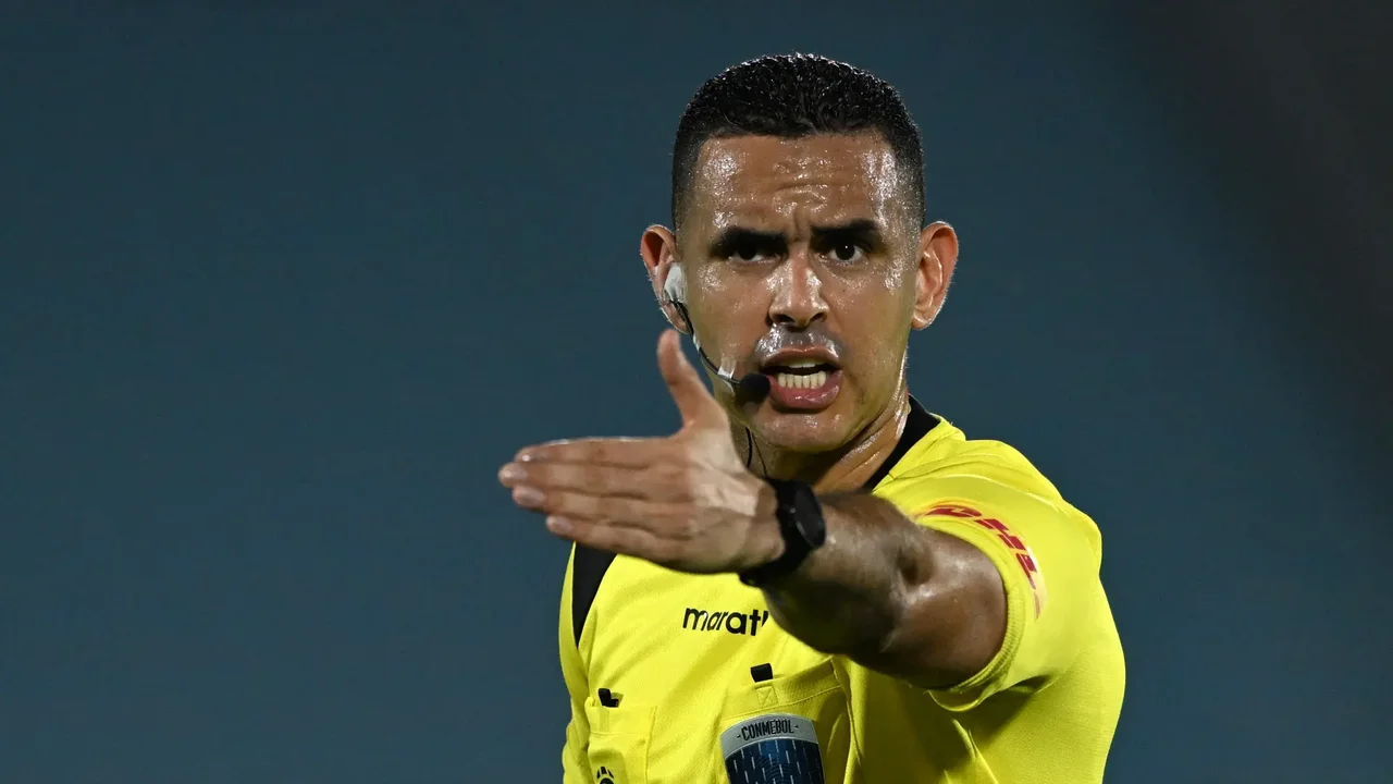 Esto ganan los árbitros del fútbol colombiano en 2026: también les subió el salario