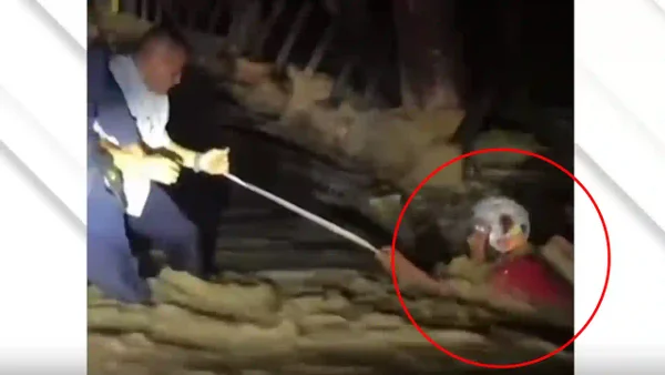 VIDEO | Gobernador de Córdoba y sus escoltas salvaron a motociclista que era arrastrado por un río