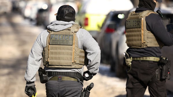 Retiran 700 policías de migraciones en Mineápolis tras semanas de tensión