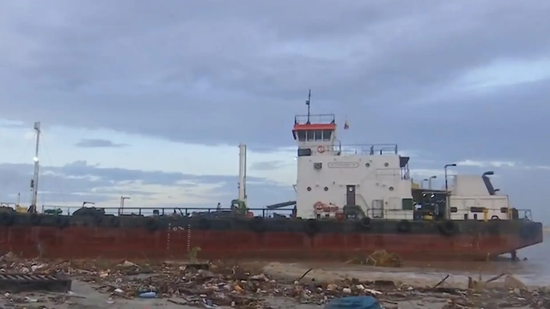 Barco encallado en Santa Marta