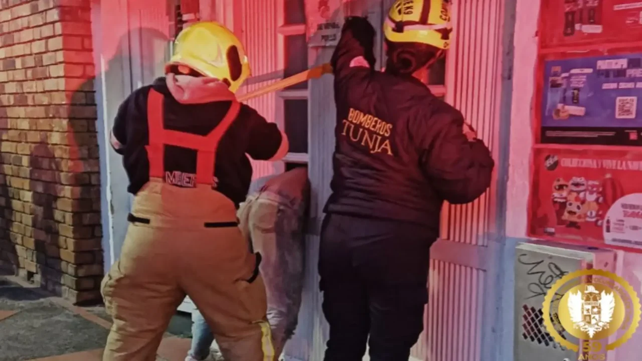 Mujer quedó atrapada en el portón de un local comercial y tuvo que ser rescatada