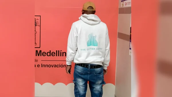 Sorprenden a extranjero con extraños objetos en su maleta cuando llegó a Medellín: ¿Qué escondía?