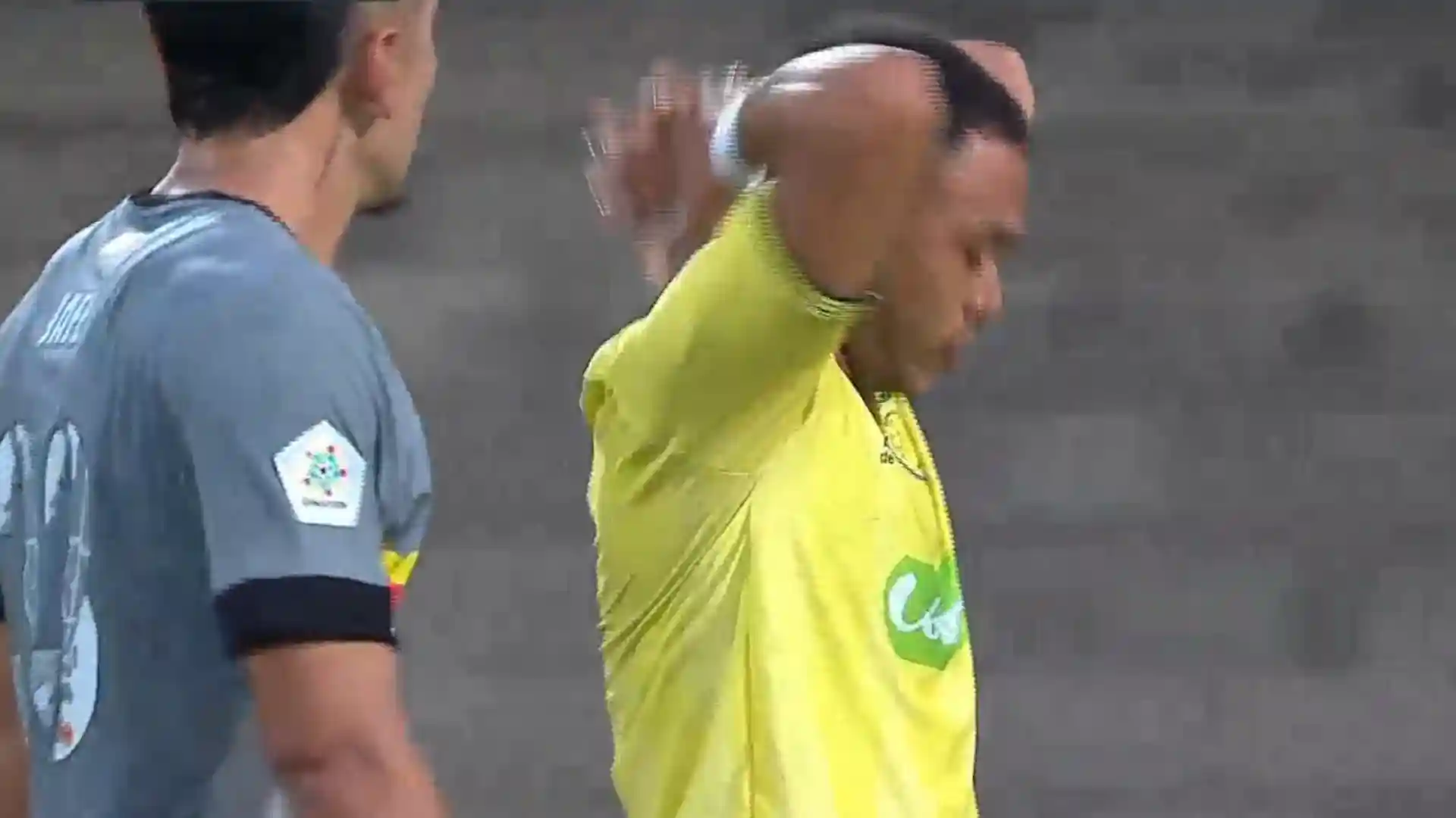 inflable cayo encima jugador bogota vs leones