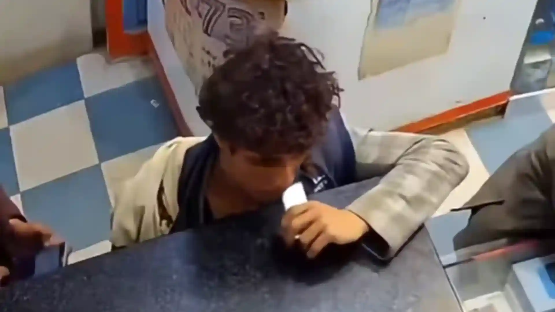 joven mordio bateria celular explosion video