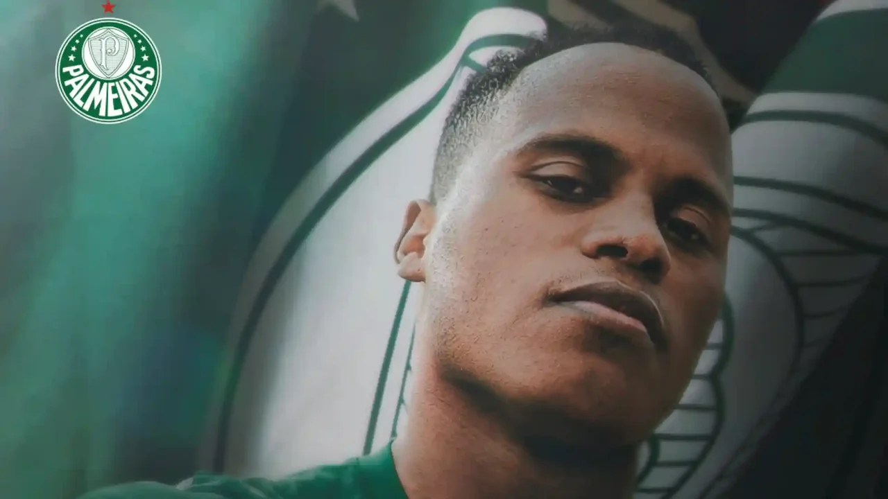 Fluminense fans erupted against Jhon Arias after his arrival at Palmeiras: they burned his flags