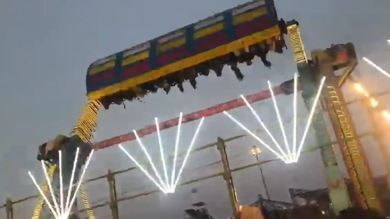 Tragedy at amusement park in India: mechanical attraction collapses