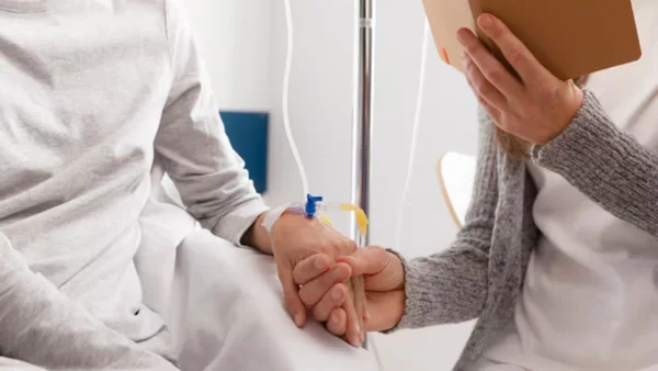 Pacientes con cáncer de la Nueva EPS dejaron de ser atendidos en la clínica en la que eran tratados en Cali por deuda millonaria