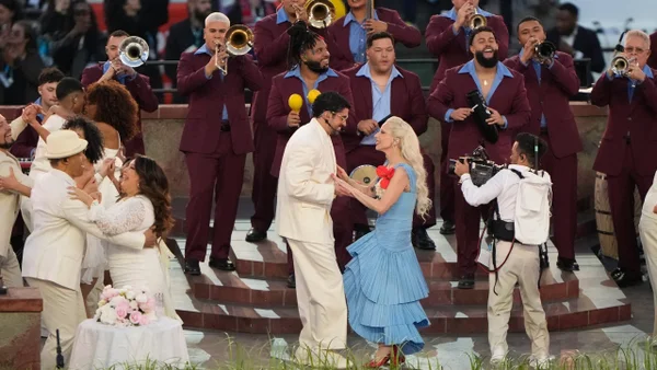 ¿Quién es el niño al que Bad Bunny le entregó su Grammy en el Super Bowl?