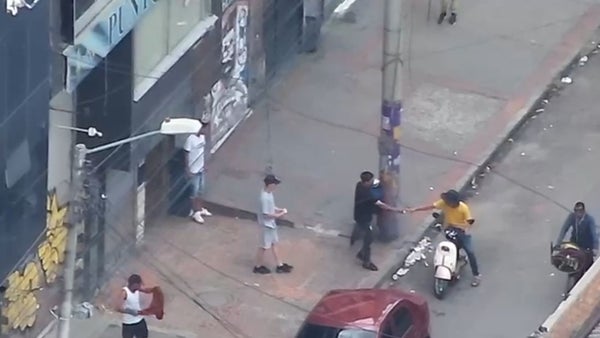 VIDEO | Poste de luz era usado como caleta para vender droga: cuatro capturados en Los Mártires