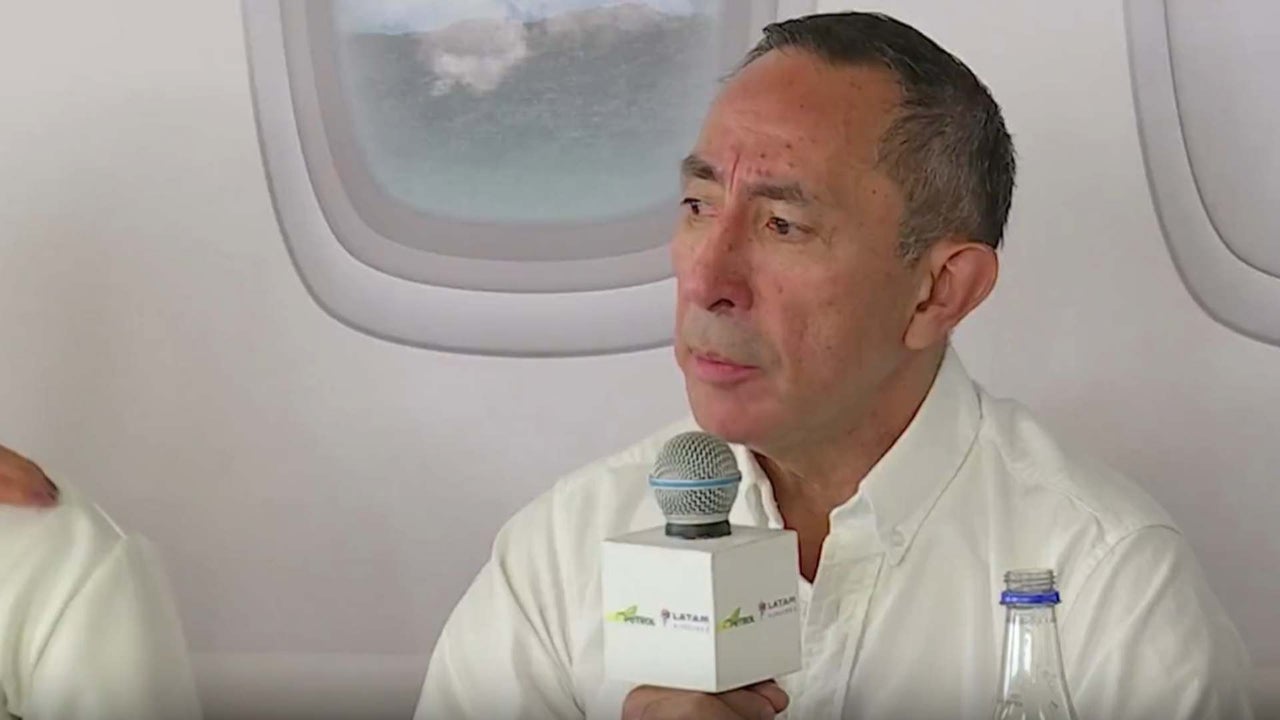 Should Ricardo Roa step down from his position at Ecopetrol amid the ongoing legal proceedings against him?