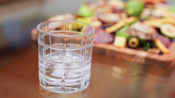 ¿Beber agua durante o después de la comida?: expertos revelan lo mejor para la digestión