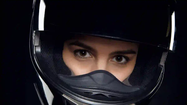 ¿Pueden multarlo por usar visor oscuro en moto de noche? Esto dice la ley en Colombia 2026