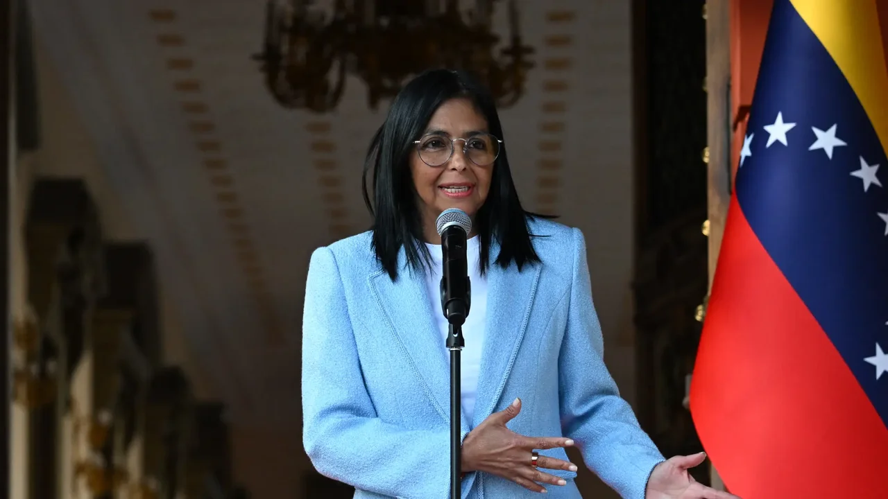 Delcy Rodríguez proposes buying electricity from Colombia and selling them gas, after canceling meeting with Petro