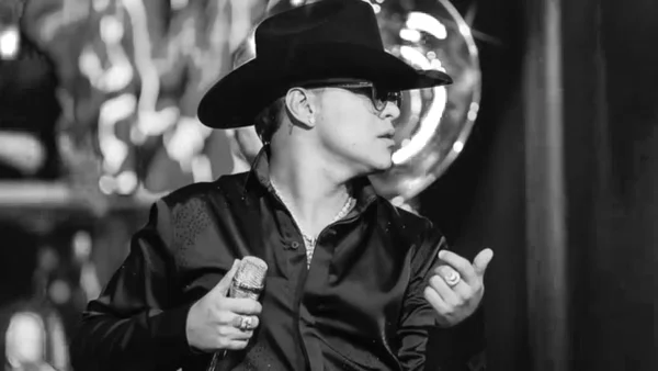 Así luce la tumba simbólica de Yeison Jiménez: un fanático la visitó