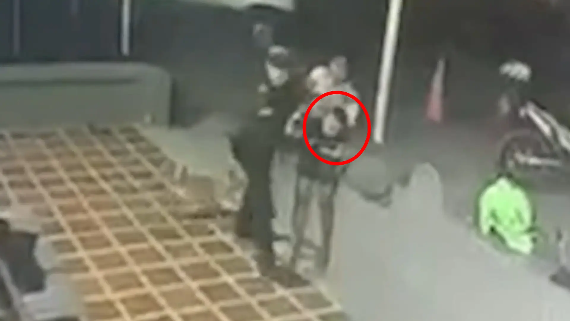 Policías salvaron la vida de un pequeño niño