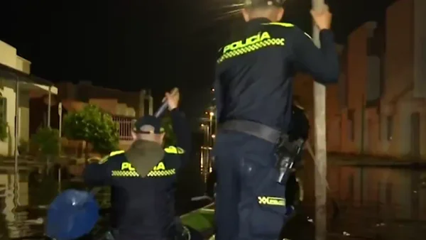 Policías en canoa cuidan los barrios afectados en Montería y evitan que ladrones roben las casas abandonadas Policías en canoa cuidan los barrios afectados en Montería y evitan que ladrones roben las casas abandonadas