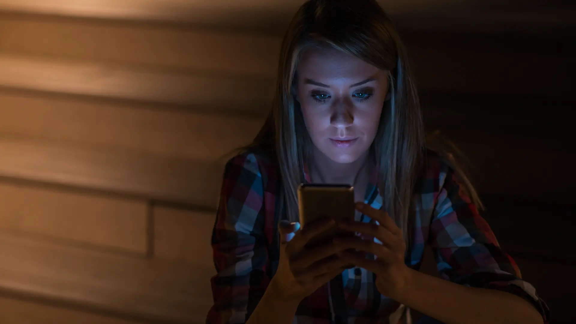 Mujer con el celular