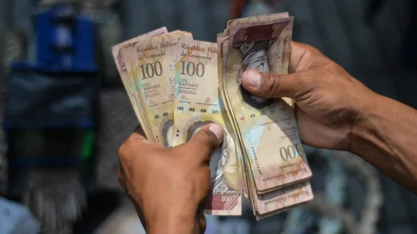 Así están falsificando dólares y pesos en Colombia: usan bolívares para frenar la detección Así están falsificando dólares y pesos en Colombia: usan bolívares para frenar la detección