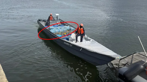 Incautan gigantesco cargamento de cocaína en una embarcación en el Pacífico Sur Incautan gigantesco cargamento de cocaína en una embarcación en el Pacífico Sur