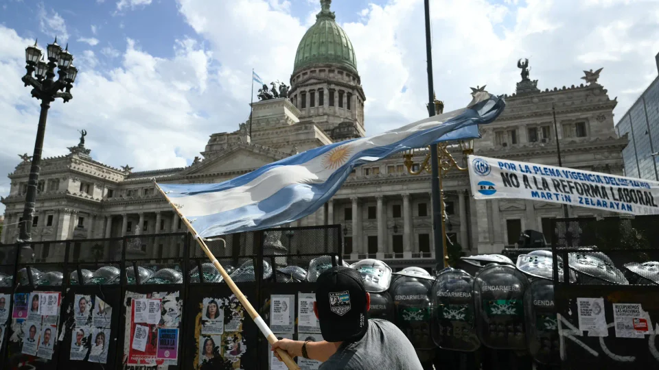 Argentina enfrenta huelga general contra la reforma laboral de Javier ...