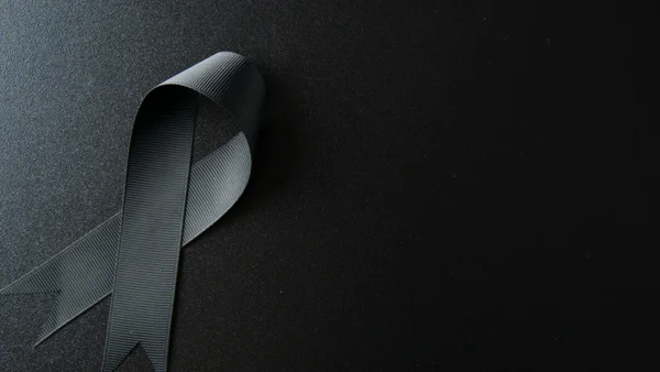 Murió la mente maestra de una reconocida y exitosa serie: la hallaron sin vida en medio de las grabaciones