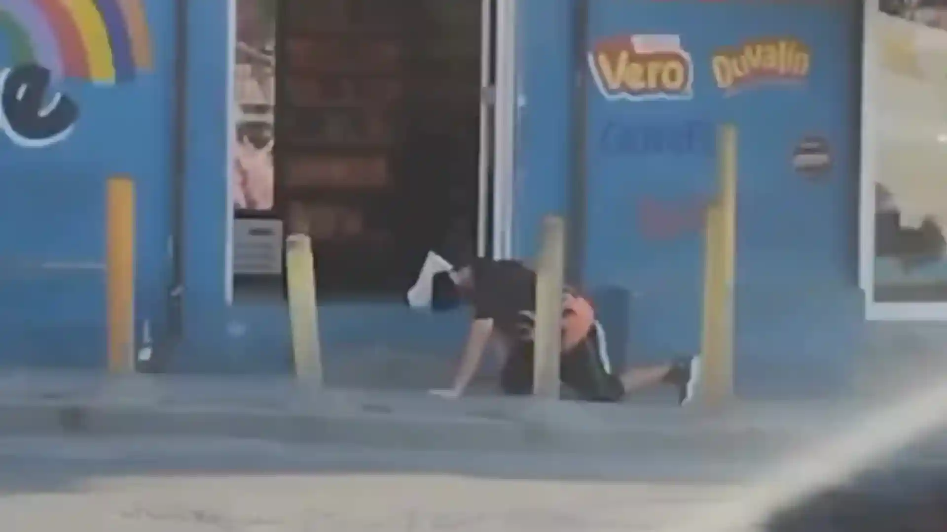 video abuelita arrojando agua therian