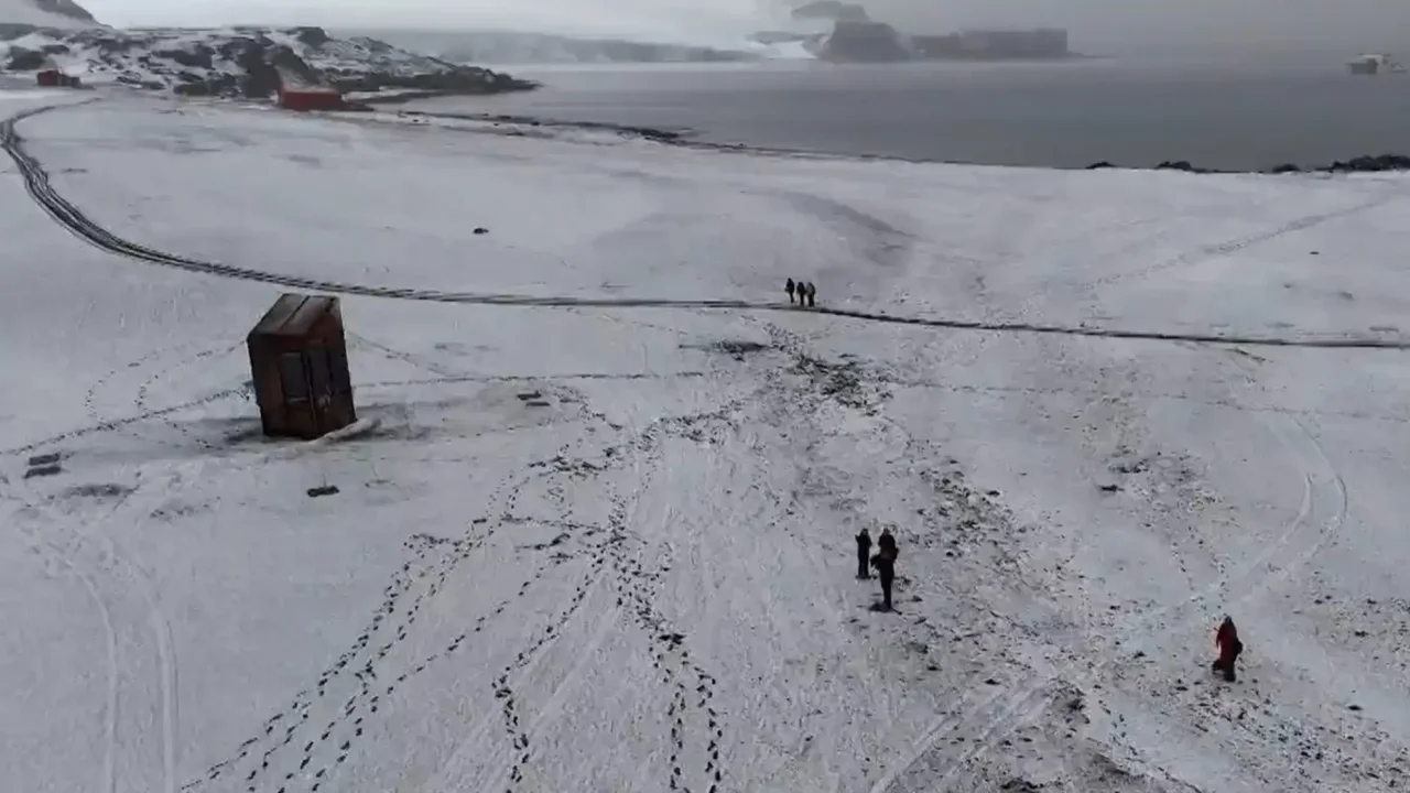 After 85 days of broadcasting from the planet's most extreme point, the expedition begins its departure